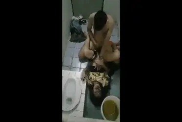 Bokep Indo Skandal WC Umum Penuh Gairah Kamar Kost